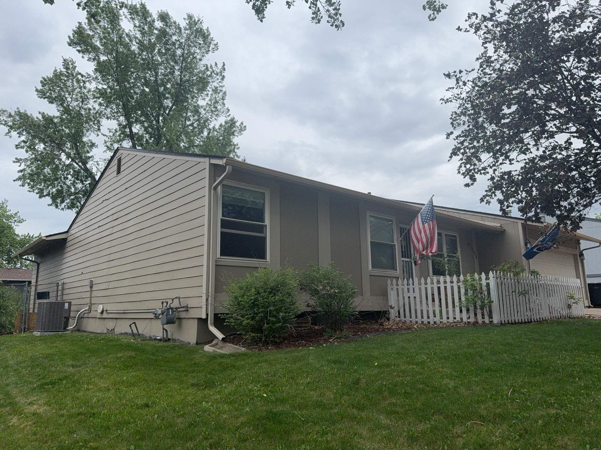 Before new siding, a home in Arvada CO is beige.